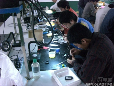 長(zhǎng)沙家電手機(jī)維修培訓(xùn) 湖南陽(yáng)光電子學(xué)校全解析